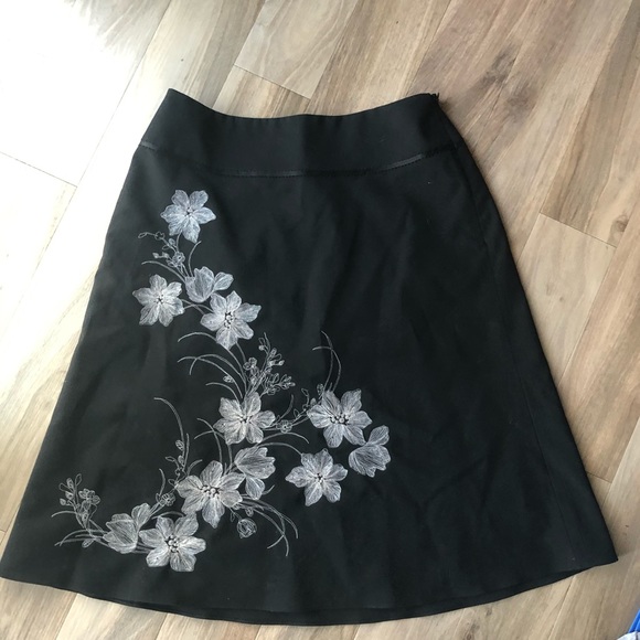 Ann Taylor Black skirt with floral stitching - Picture 1 of 4